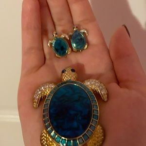 Charming Charlie Sea Turtle stud earrings and pendant set